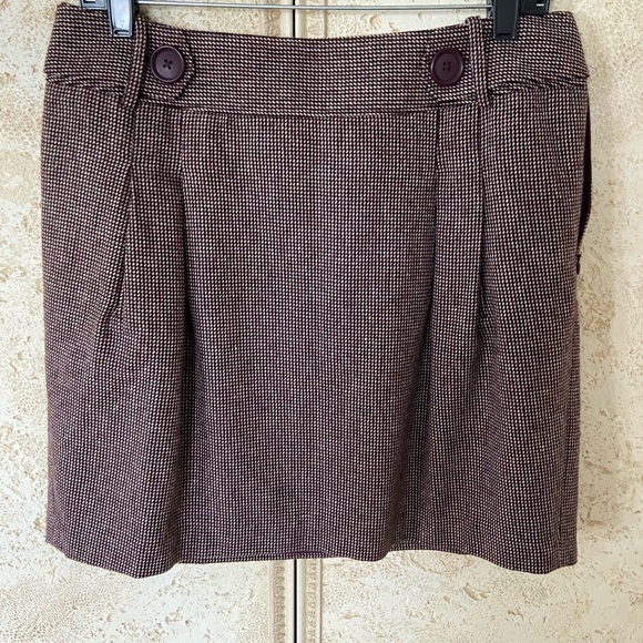 Loft skirt size 8 Burgundy/cream color two buttons, two pockets zipper in back - Picture 4 of 6